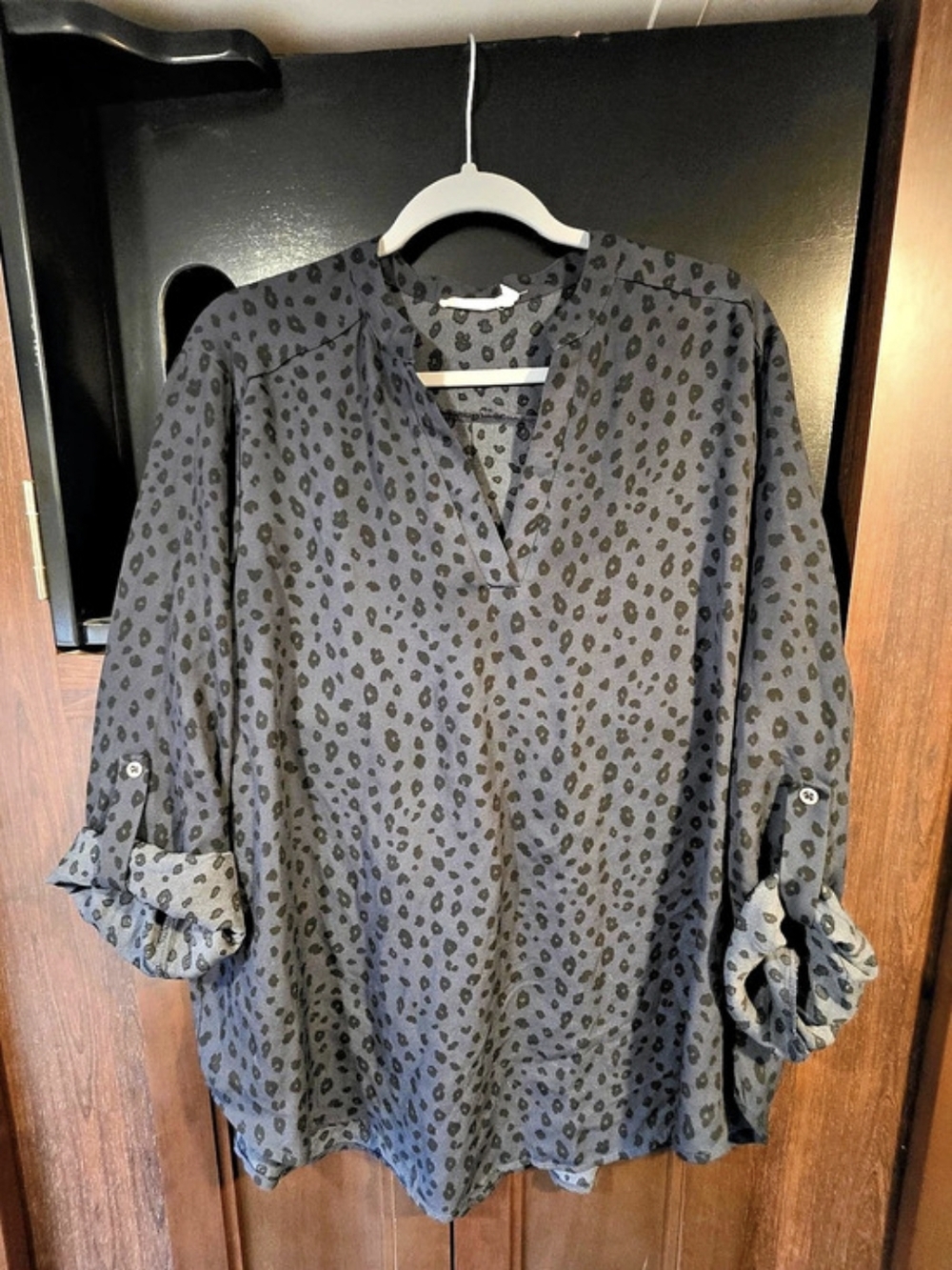 Lush Leopard Print Roll Tab Sleeve V-Neck Blouse Gray & Black XXL